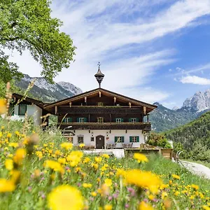 Berg'k'hof Kaisertal - Alpine Hideaway Chata